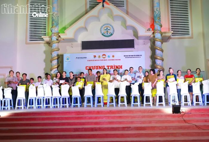 Lãnh đạo phường Tây Nha Trang cùng đại diện Giáo xứ Ngọc Thủy, các nhà tài trợ trao quà cho bệnh nhân, trẻ em.