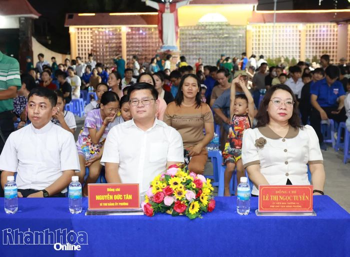 Lãnh đạo phường Tây Nha Trang và các đại biểu tham dự chương trình