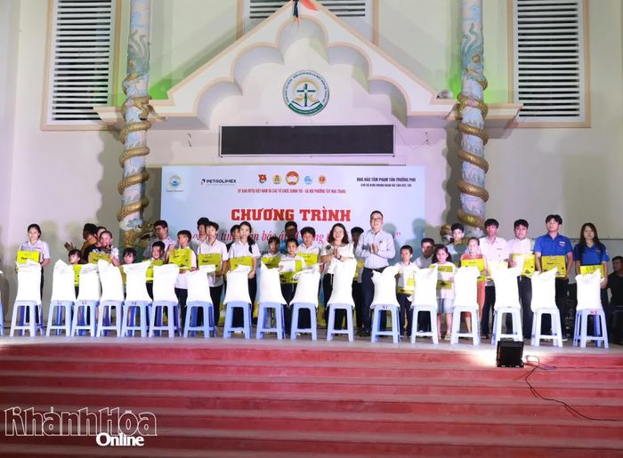 Lãnh đạo phường Tây Nha Trang và đại diện Công ty Cổ phần Nước giải khát Yến Sào Khánh Hòa trao quà cho trẻ em mồ côi, có hoàn cảnh khó khăn.
