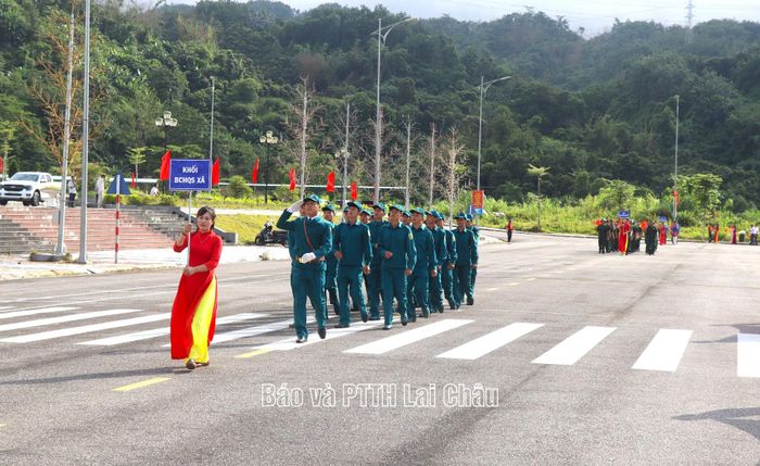Đoàn vận động viên khối quân sự tham gia diễu hành tại đại hội.