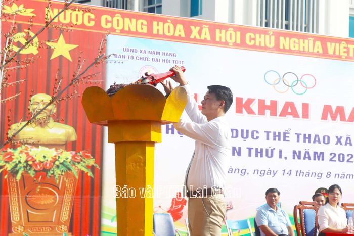 Lãnh đạo UBND xã Nậm Hàng thắp đài lửa khai mạc đại hội.
