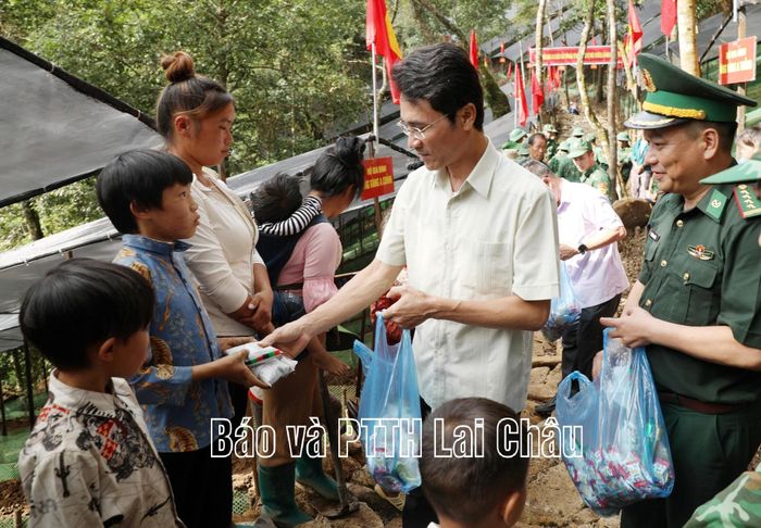Đoàn công tác tặng quà cho các em nhỏ. 