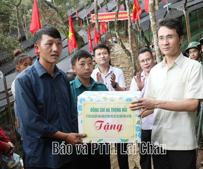 Phó Chủ tịch UBND tỉnh Hà Trọng Hải tặng quà động viên nhân dân bản Ngài Thầu. 