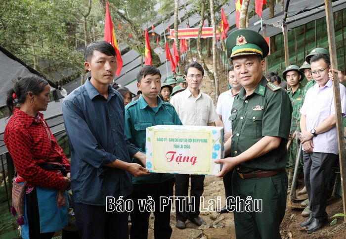 Đại tá Trương Minh Đức - Chỉ huy trưởng Ban Chỉ huy BĐBP tỉnh tặng quà động viên nhân dân bản Ngài Thầu. 