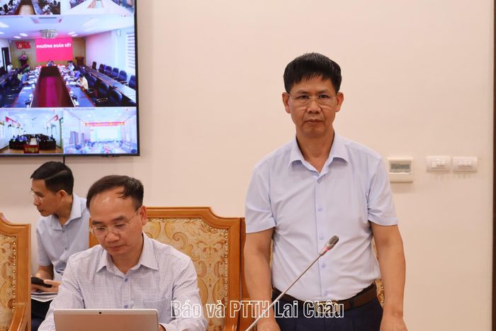 Thầy thuốc nhân dân, bác sĩ CKII Bùi Tiến Thanh - Giám đốc Sở Y tế báo cáo kết quả khám sức khỏe định kỳ miễn phí tại hội nghị.