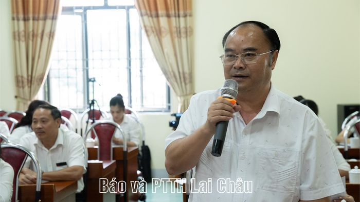 Đồng chí Mùa A Trừ - Phó Trưởng Đoàn Hội thẩm Tòa án nhân dân tỉnh Lai Châu phát biểu thảo luận tại hội nghị.