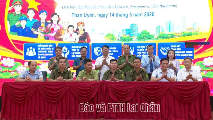 Đại diện các bản, tổ dân phố trên địa bàn xã Than Uyên ký kết giao ước thi đua thực hiện phong trào "Toàn dân bảo vệ an ninh Tổ quốc".