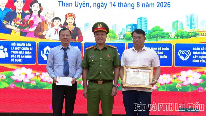 Thừa ủy quyền của Bộ trưởng Bộ Công an, Đại tá Hoàng Trọng Vỹ - Phó Giám đốc Công an tỉnh trao Bằng khen của Bộ trưởng Bộ Công an cho tập thể xã Than Uyên vì có thành tích xuất sắc trong phong trào "Toàn dân bảo vệ an ninh Tổ quốc".