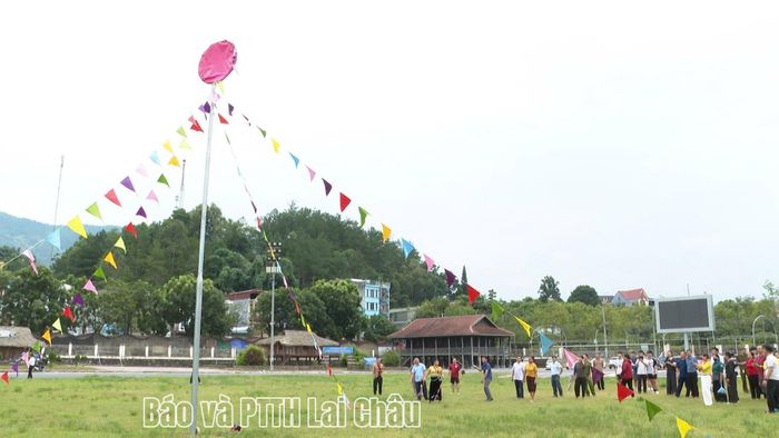 Bà con vui tung còn trong ngày hội.