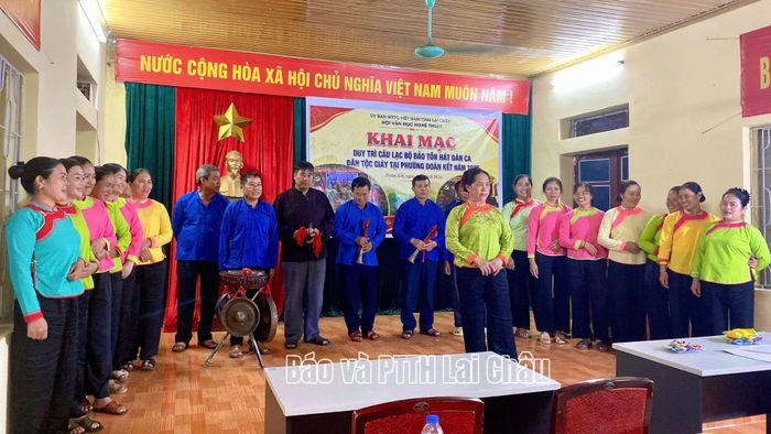 Các thành viên CLB luyện tập hát dân ca dân tộc Giáy.
