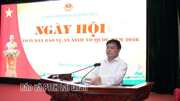 Phó Bí thư Thường trực Đảng ủy xã Tân Uyên Lò Văn Học phát biểu tại ngày hội.
