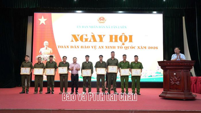 Chủ tịch UBND xã Tân Uyên Chu Văn Thanh tặng giấy khen cho các cá nhân có thành tích xuất sắc.