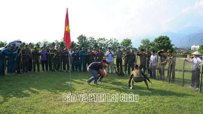Nhân dân tham gia các trò chơi dân gian tại ngày hội.