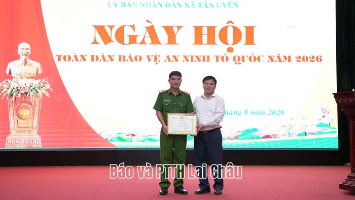 Phó Bí thư Thường trực Đảng ủy xã Lò Văn Học trao giấy khen cho Công an xã Tân Uyên.