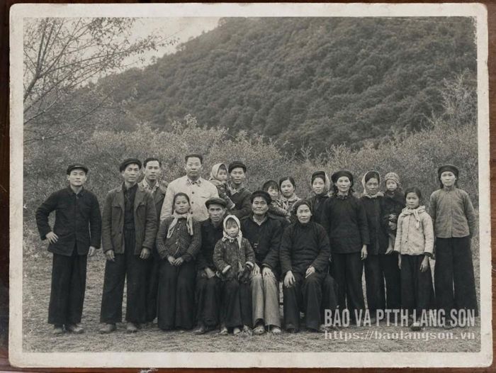 Đồng chí Chu Văn Tấn chụp ảnh kỷ niệm với gia đình ông Lương Văn Thông và các ân nhân cách mạng khi về thăm Lũng Nọi năm 1963