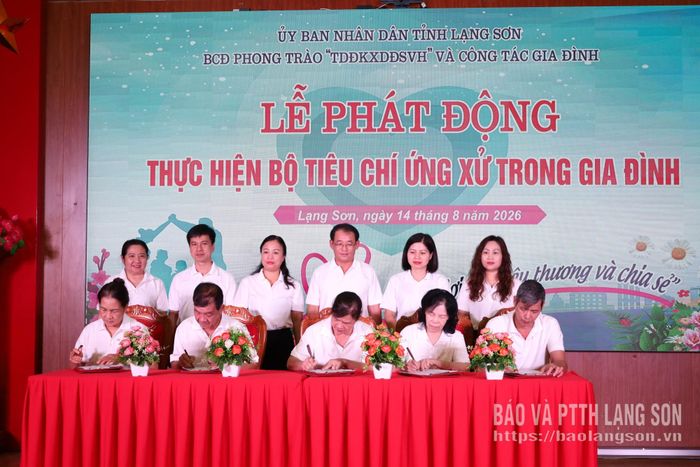 Đại diện một số gia đình ký cam kết thực hiện bộ tiêu chí