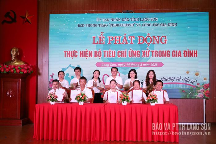 Đại diện một số gia đình ký cam kết thực hiện bộ tiêu chí