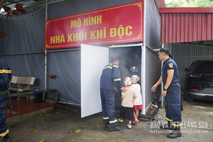 Các em thiếu nhi thực hành kỹ năng đeo mặt nạ phòng độc di chuyển thoát nạn trong môi trường có khói, khí độc