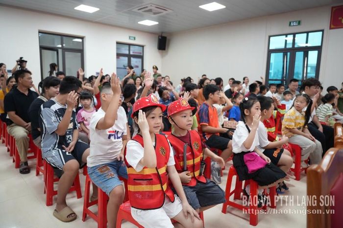 Các em thiếu nhi tham gia chương trình trải nghiệm “Em là chiến sĩ cảnh sát PCCC và CNCH”
