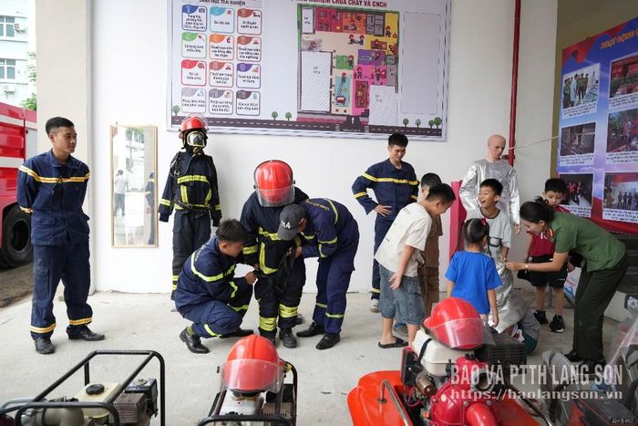 Thiếu nhi trải nghiệm mặc trang phục cảnh sát PCCC và CNCH chuyên dụng