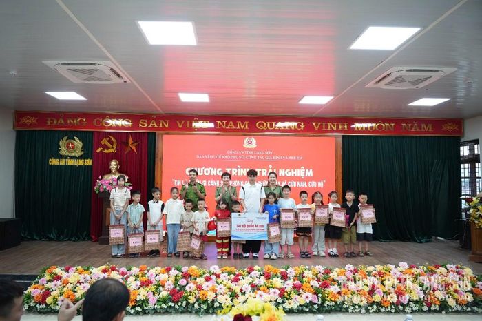 Đại diện Ban Vì sự tiến bộ phụ nữ, công tác gia đình và trẻ em, Công an tỉnh tặng quà cho các thiếu nhi