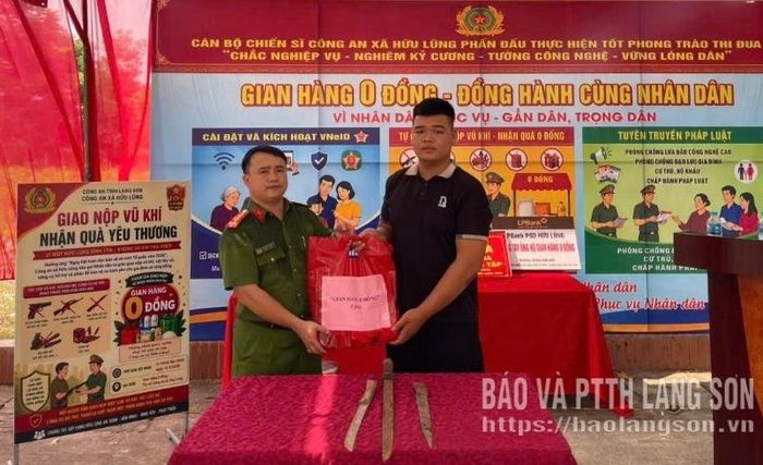 Công an xã tiếp nhận 3 thanh kiếm do người dân tự giác giao nộp
