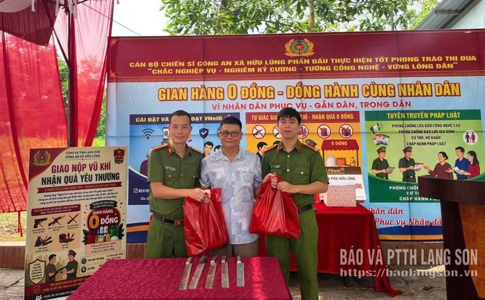 Công an xã tiếp nhận 5 chiếc phớ do công dân giao nộp tại chương trình “Gian hàng 0 đồng”