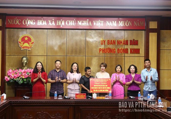 Lãnh đạo UBND phường Đông Kinh và đại diện các đơn vị, cá nhântài trợ trao biểu trưng hỗ trợ kinh phí cho hộ ông Vi Xuân Tọt 