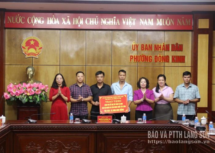 Lãnh đạo UBND phường Đông Kinh và đại diện các đơn vị, cá nhântài trợ trao biểu trưng hỗ trợ kinh phí cho hộ ông Hà Văn Minh