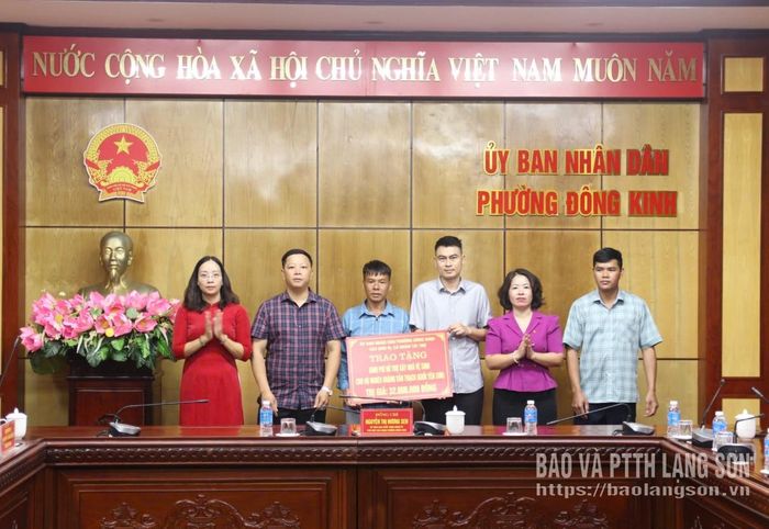 Lãnh đạo UBND phường Đông Kinh và đại diện các đơn vị, cá nhântài trợ trao biểu trưng kinh phí hỗ trợ cho hộ ông Hoàng Văn Thạch