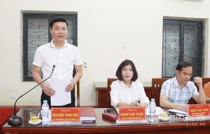 Đồng chí Nguyễn Vĩnh Phú, Bí thư Đảng ủy, Chủ tịch HĐND xã Tân Thành báo cáo việc thực hiện dân chủ ở cơ sở với đoàn giám sát