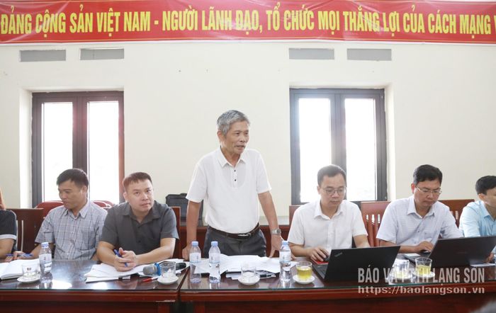 Thành viên đoàn giám sát trao đổi, thảo luận các nội dung trong chương trình