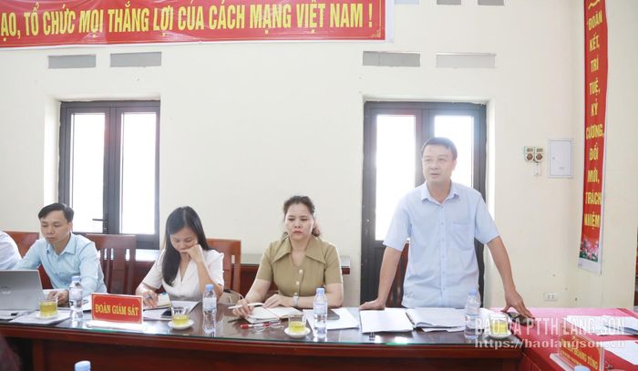 Đồng chí Hoàng Anh Tuấn, Phó Chủ tịch Ủy ban MTTQ Việt Nam tỉnh trao đổi, thảo luận tại buổi giám sát