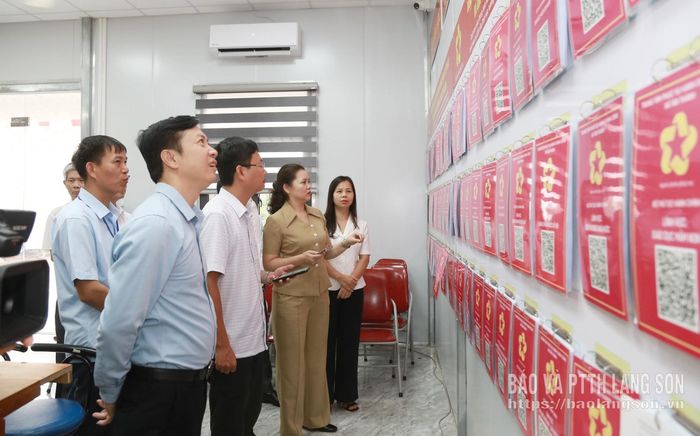 Đoàn khảo sát tại Trung tâm phục vụ hành chính công xã Tân Thành