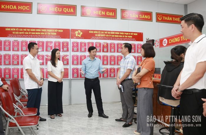 Đoàn khảo sát tại Trung tâm phục vụ hành chính công xã Tân Thành