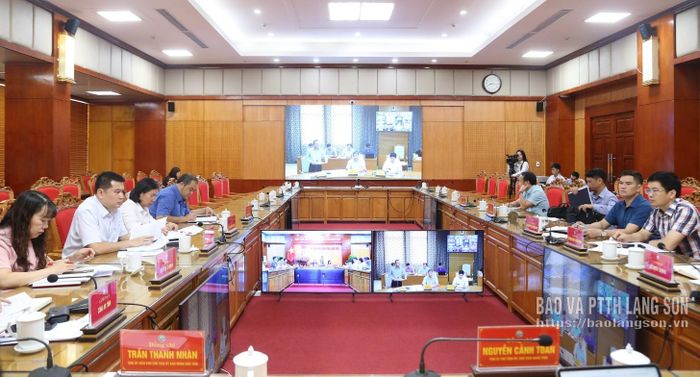 Các đại biểu dự họp tại điểm cầu UBND tỉnh nghe trao đổi, thảo luận từ các điểm cầu