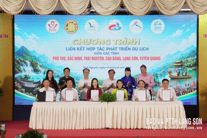 Đại diện Sở VHTT&DL 6 tỉnh ký kết chương trình hợp tác phát triển du lịch
