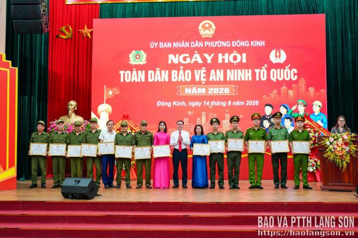 Ban tổ chức trao giấy khen cho các cá nhân tại ngày hội