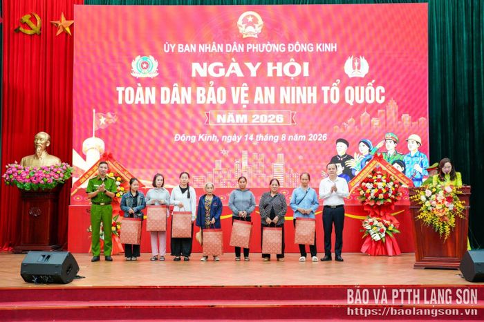 Lãnh đạo Đảng ủy phường Đông Kinh và đại diện lãnh đạo Công an tỉnh trao quà đến người dân có hoàn cảnh khó khăn trên địa bàn
