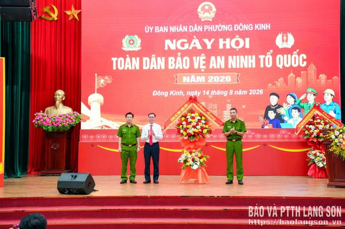 Đại diện Công an tỉnh tặng hoa chúc mừng ngày hội