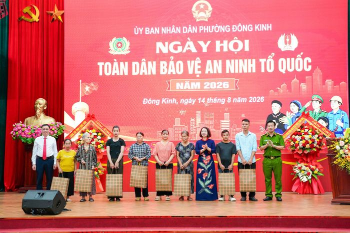 Ban tổ chức trao quà đến người dân có hoàn cảnh khó khăn trên địa bàn