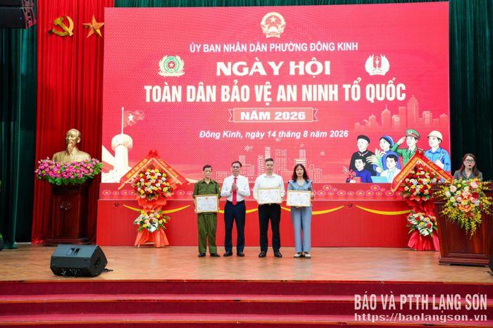 Ban tổ chức trao giấy khen cho các tập thể tại ngày hội