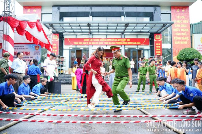 Người dân tham gia trò chơi nhảy sạp tại ngày hội