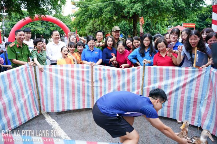 Người dân tham gia trò chơi bắt vịt tại ngày hội