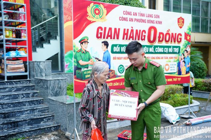 Người dân nhận quà tại “Gian hàng 0 đồng”
