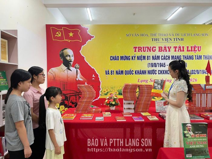 Cán bộ Thư viện tỉnh giới thiệu sách tại gian trưng bày 