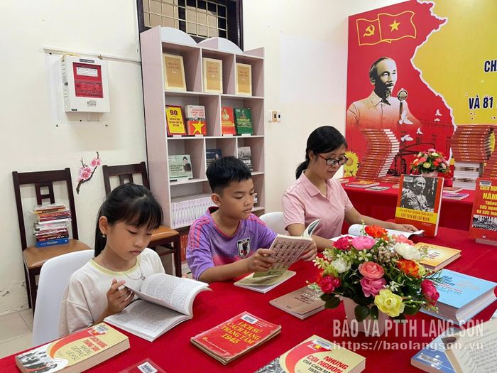 Độc giả đọc sách tại gian trưng bày của Thư viện tỉnh