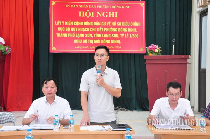 Lãnh đạo phòng chuyên môn thuộc UBND phường Đông Kinh giải đáp ý kiến của người dân tại cuộc họp