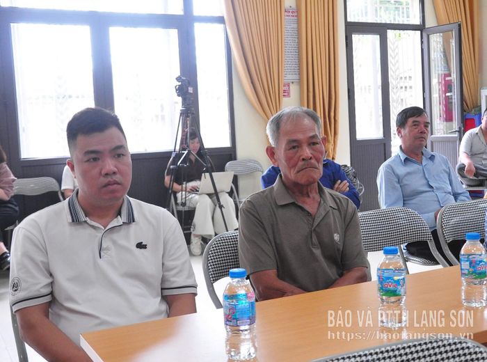 Người dân bị ảnh hưởng bởi dự án tham dự cuộc họp 