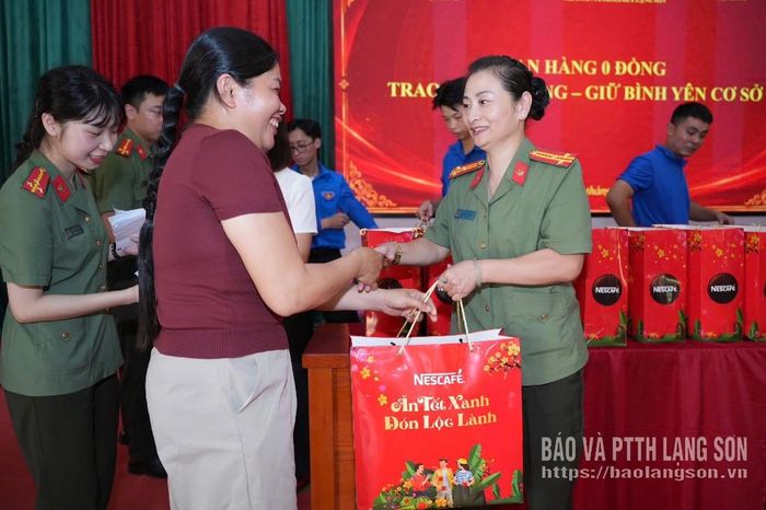Người dân nhận quà tại "Gian hàng 0 đồng"